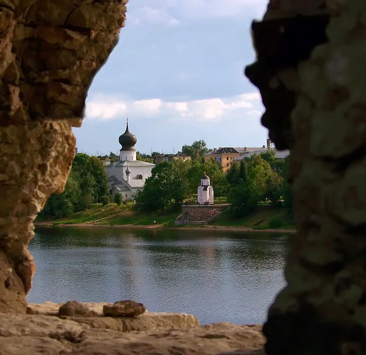 Псковский монастырь сайт. Мирожский монастырь Псков. Псков мужской монастырь. Река бойницы Псков. Псков, вид из бойницы.