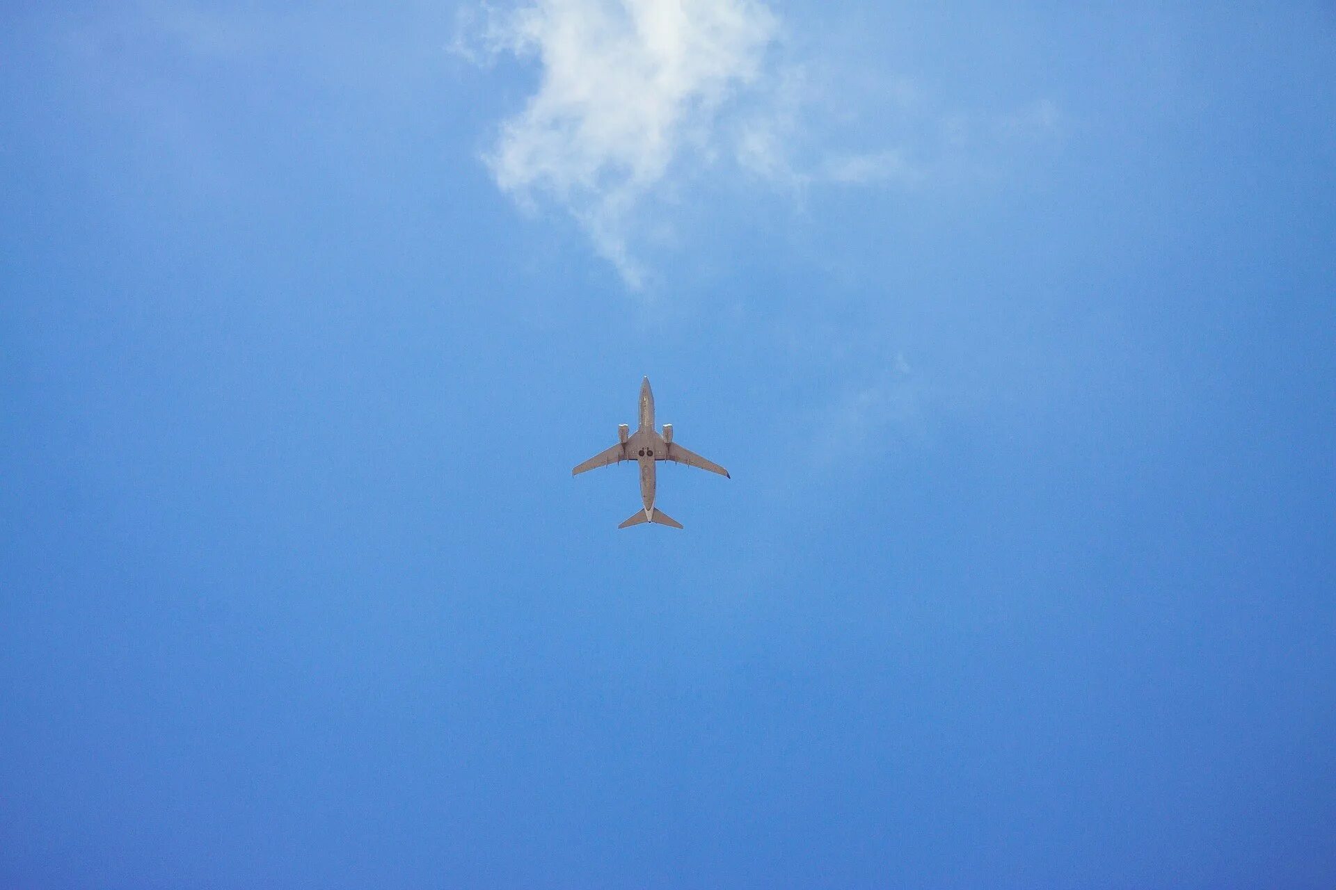 Самолет над головой. Самолет в небе. Самолет вид снизу. Самолет снизу в небе. Самолёт высоко в небе.
