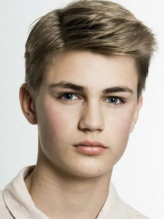 Джастин бибер прическа. Стрижка фейд для мальчика 10 лет. Как подстричься подростку. Стрижки для подростков. Молодёжная стрижка для мальчика.