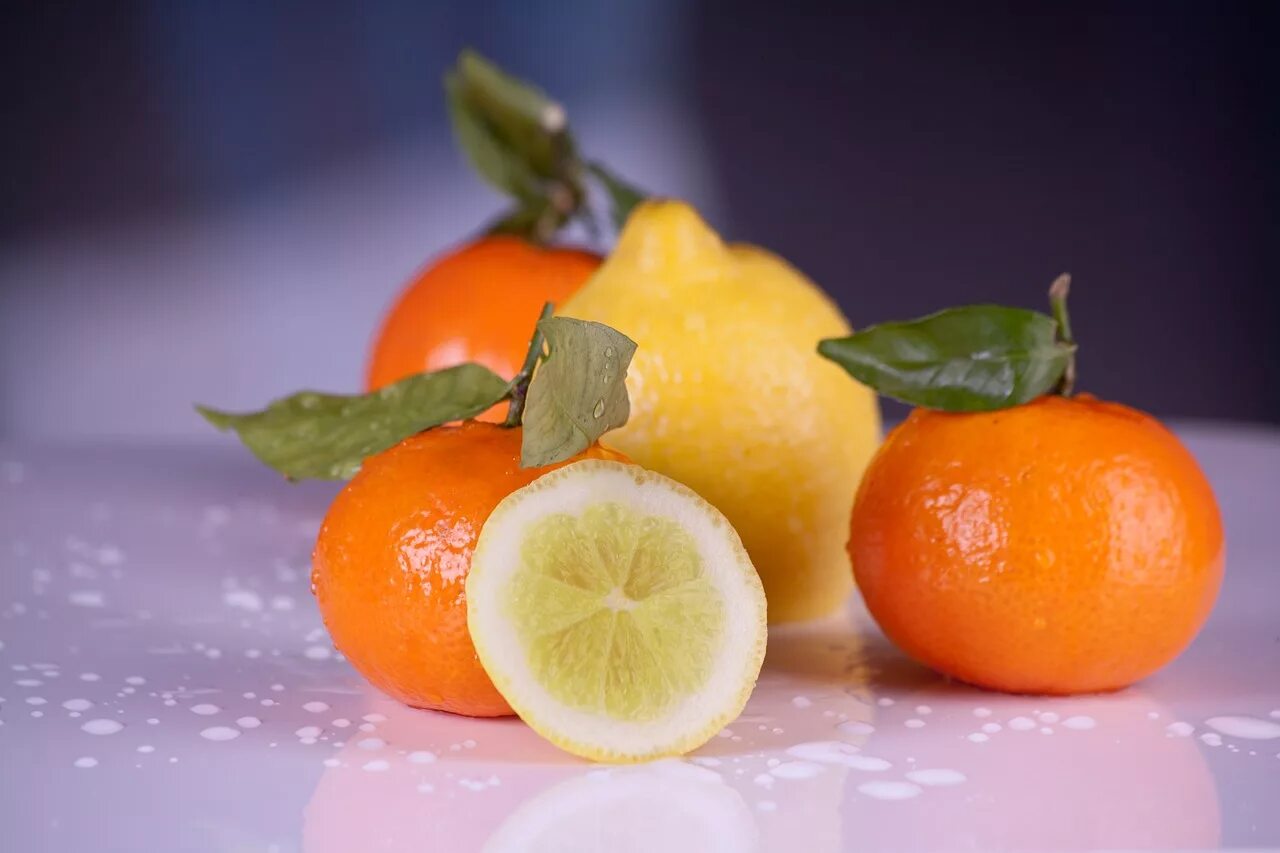 Апельсин мандарин грейпфрут. Апельсин, лимон, мандарин, грейпфрут, Цитрон. Мандарин померанец. Помело и мандарин.