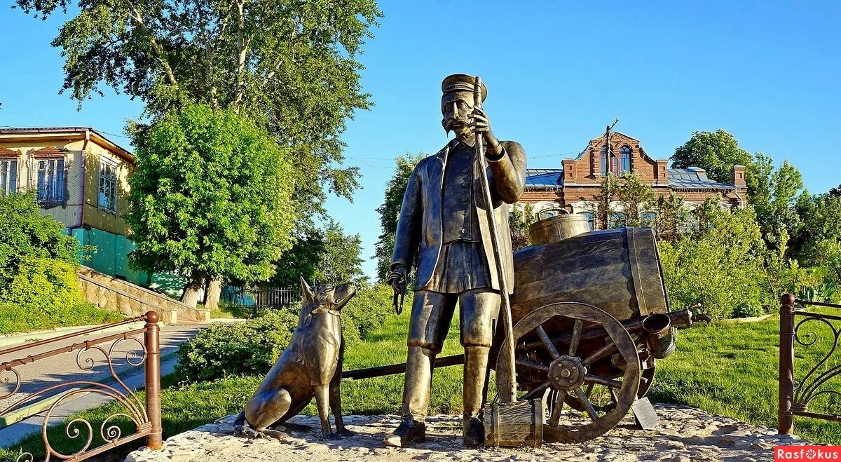 Памятник водовозу в коломне. Водовоз Коломна. Памятник золотарю. Гатчина памятник водовозу.