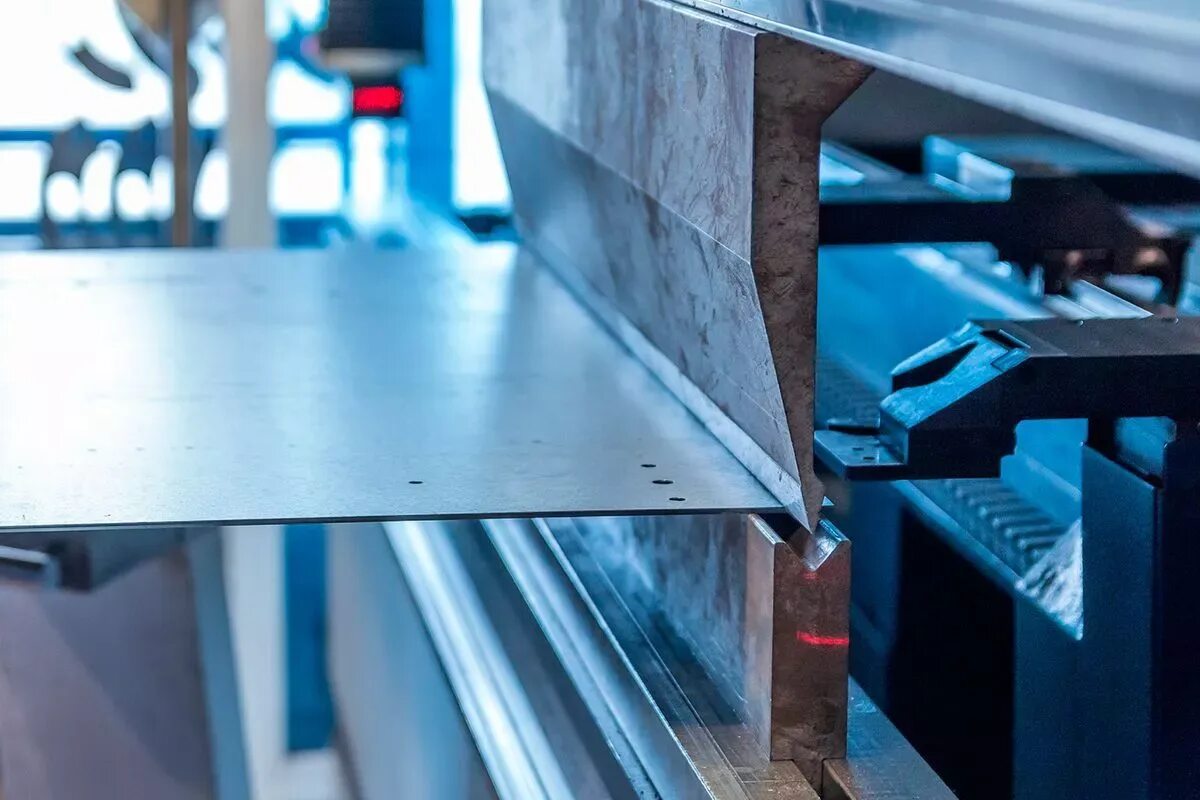 Порубка металла гильотиной. Гибка листа металла. Чпу гибка листового металла. Резка листового металла гильотиной. Вырубка металла.