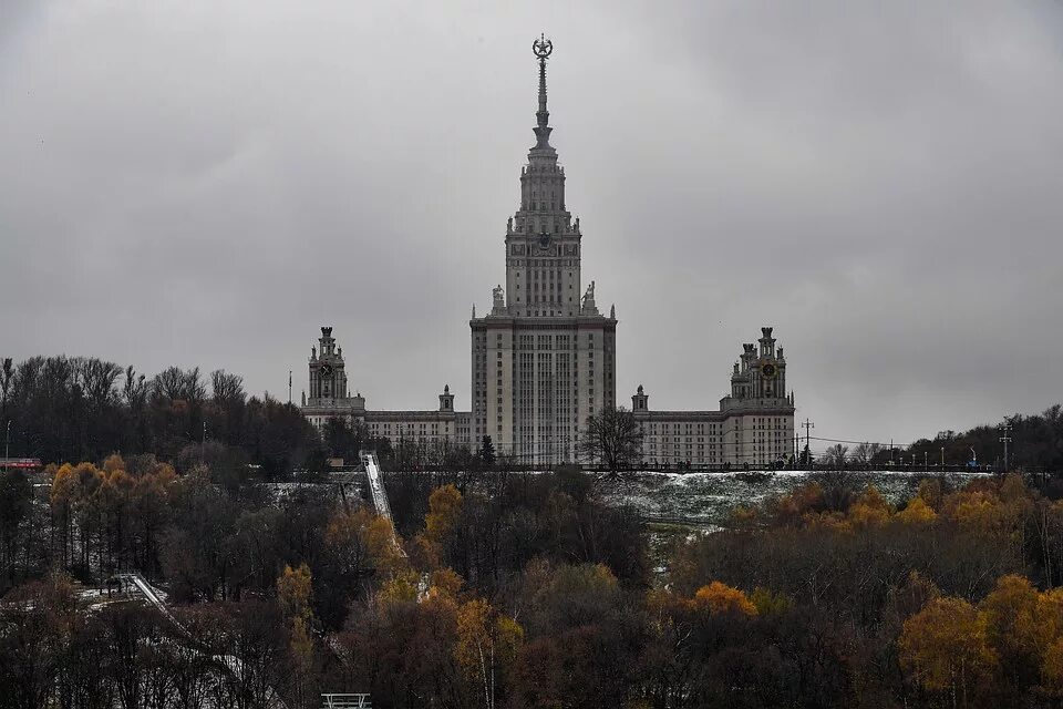 Мгу приняло. МГУ имени Ломоносова. Главное здание МГУ внутри. МГУ пасмурно. МГУ студенты.