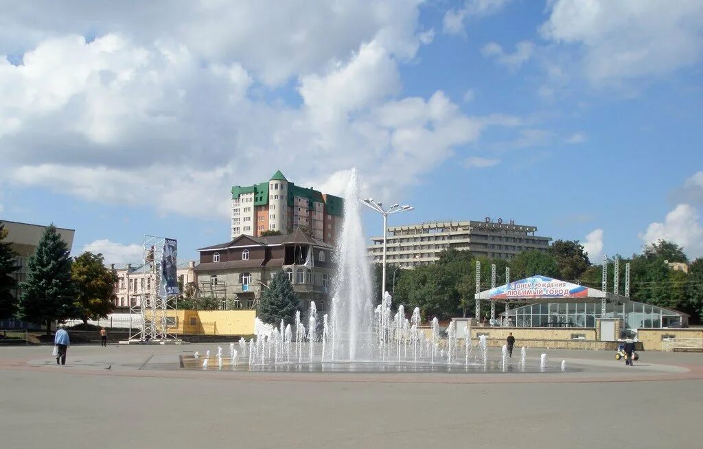 Ессентуки центр города. Населенность ессентуки. Городской парк ессентуки. Санатории пятигорск кисловодск ессентуки. Ессентуки фонтан в центре.