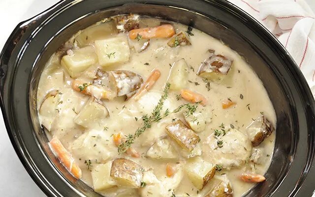 Филе с картошкой в мультиварке рецепты. Соус с курицей и картошкой в мультиварке. курица с картошкой в мультиварке. куриная грудка с картошкой в мультиварке. тушеная куриная грудка с картошкой в мультиварке.