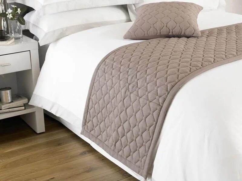 саше на кровать в гостинице. саше на кровать. дорожка на кровать. стеганное покрывало lime time. покрывало саше на кровать.