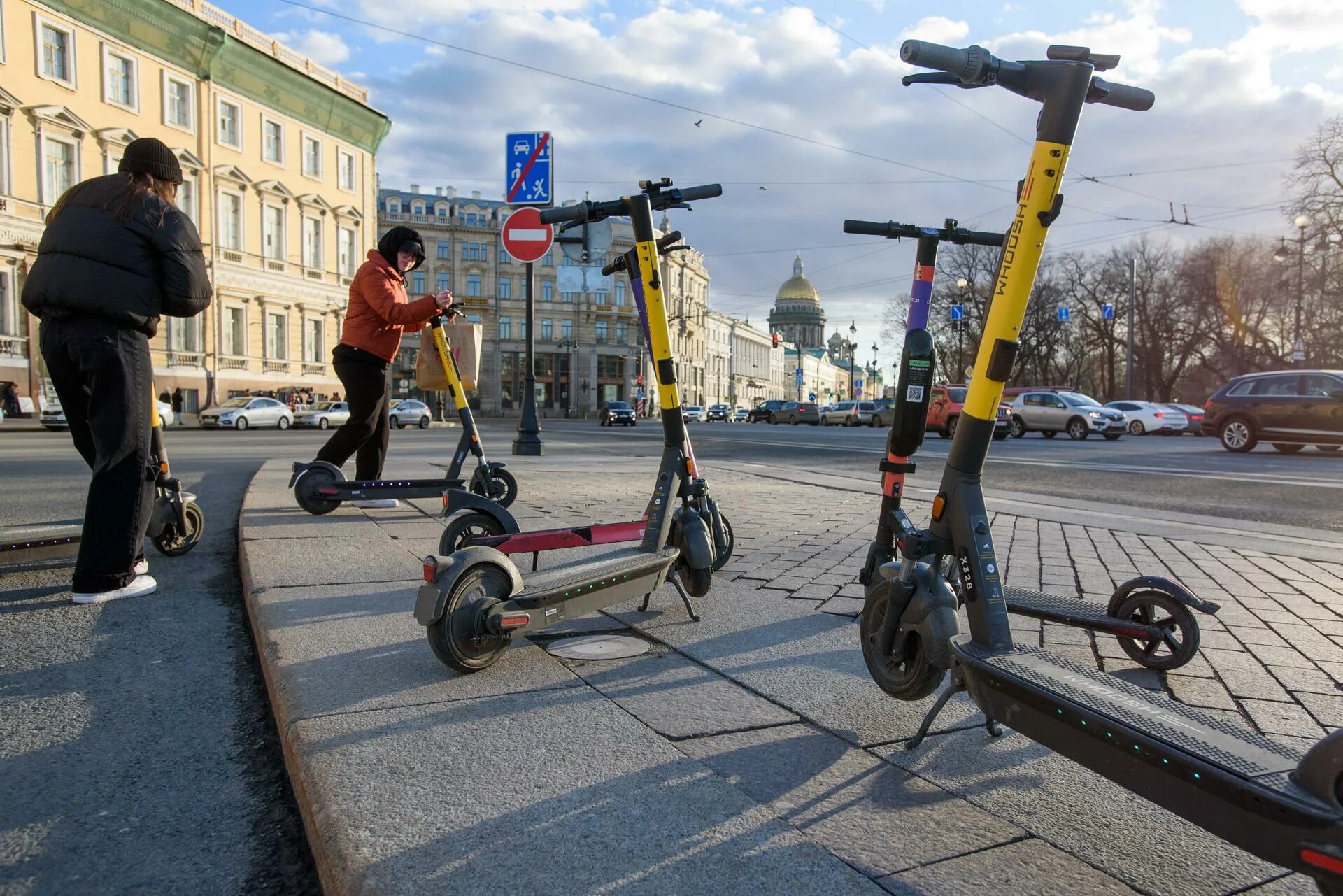 Когда появятся самокаты в спб. Электросамокаты кикшеринг. Электросамокаты парковка. Каршеринг самокатов. Стоянка для самокатов.