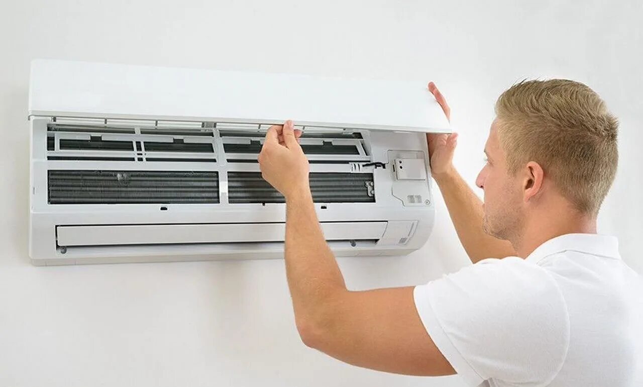 Обслуживание кондиционера домашнего. Klima сплит кондиционер. Split System Air Conditioner. Внутренний блок кондиционера. Установщик кондиционеров.