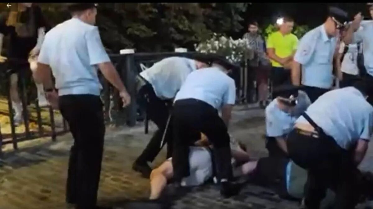 Задержали двоих мужчин. Мужика скручивает полиция. Полиция скрутила парня. Видеоролики для мужчин. Полицейские скрутили женщину.
