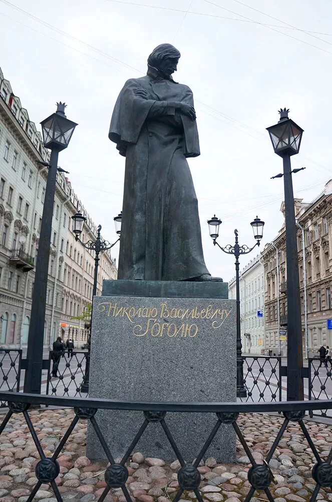 Гоголь годы в петербурге. Памятник Гоголю в Санкт-Петербурге. Памятник Гоголю в Питере. Памятник Гоголю в Санкт-Петербурге на малой Конюшенной. Памятник Гоголю на малой Конюшенной.