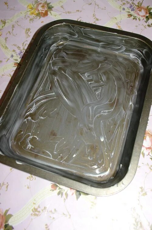 пергамент для выпечки на противне. противень смазанный маслом. противень смазанный маслом. грязный противень. противень с маслом.