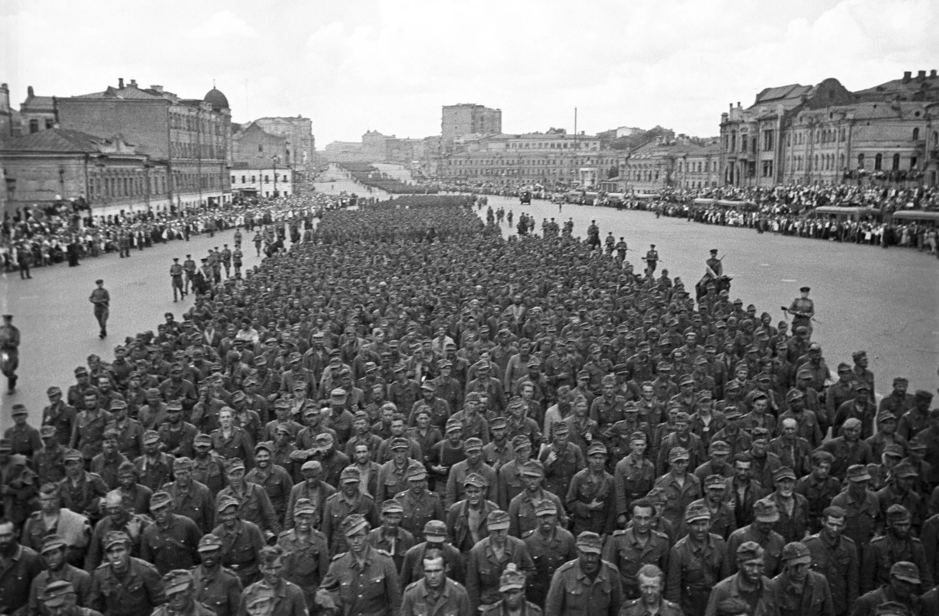 Пленные по москве 1944. 17 июля 1944 парад военнопленных в москве. Парад военнопленных немцев в москве 1944. Парад побежденных 17 июля 1944 года. Марш пленных немцев 17 июля 1944 года.