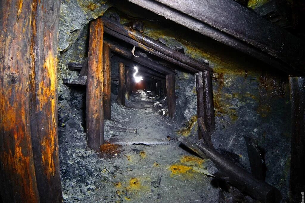 внутри шахты. шахта кое. оредежские заброшенные шахты. крепи угольной шахты. шахта кое.