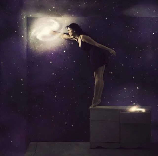 Тянется к звездам. Дотянуться до неба. Девушка тянется к звездам. Рука тянется к звездам. Рука тянется к звездам.