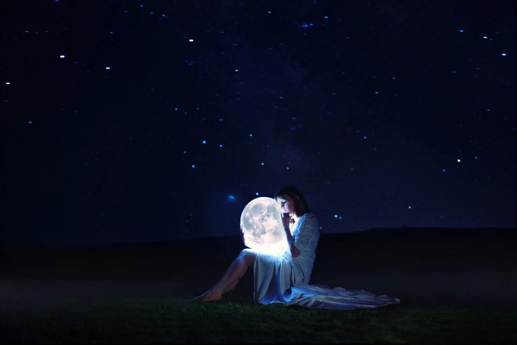 Музыка смотря на звезды. Девушка и звездное небо. Девушка-Луна. Девушка под звездным небом. Лунная девушка.