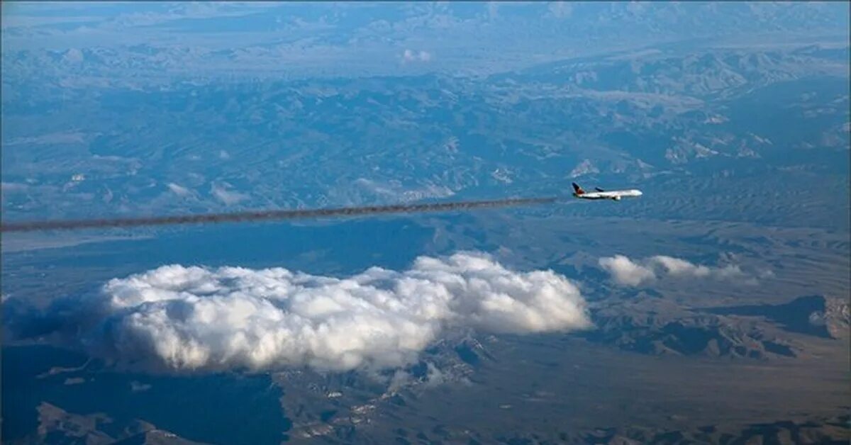 5000 метров над уровнем моря. Байкал вид с самолета. Высота самолета. Самолет над Байкалом. Байкал с высоты самолета.