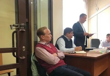 Суды приостановили рассмотрение дел