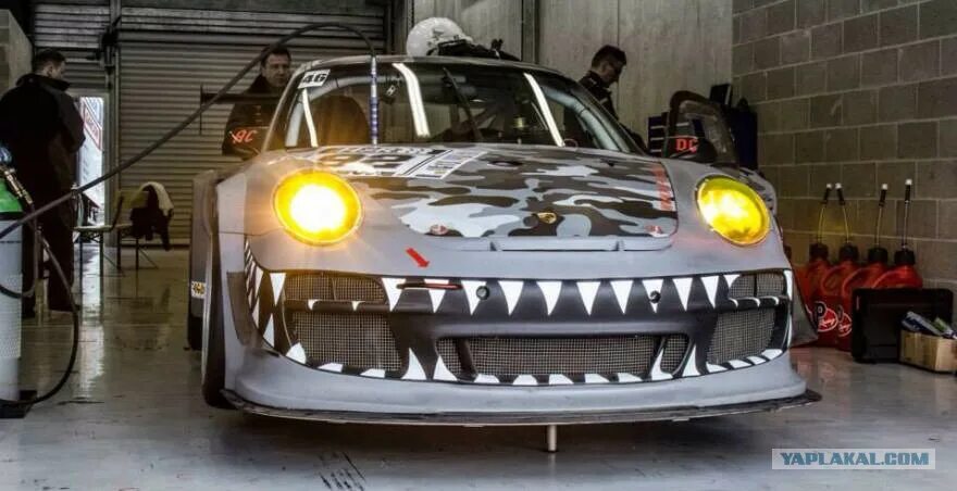 авто в мультяшном стиле. агрессивные тачки. злые машинки. додж челленджер. про злых машин.