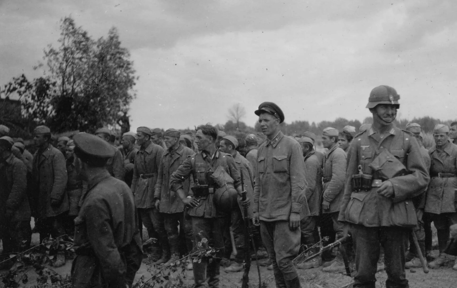 Солдаты в первые дни войны. ВОВ советские военнопленные 1941. Пленные советские солдаты лето 1941 года. Солдаты вермахта 22 июня 1941.