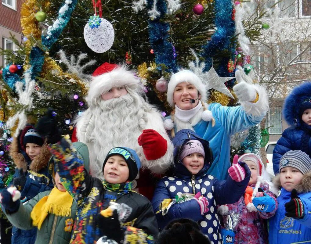 елка во дворе. дети во дворе новый год. дети во дворе новый год. праздник во дворе новый год. праздник во дворе новый год.
