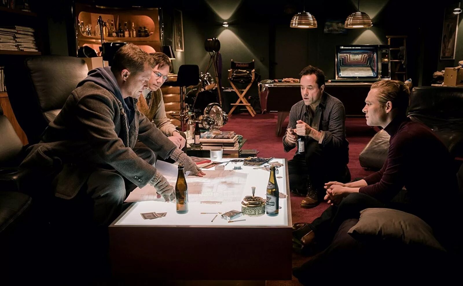 Тиль швайгер фильм про ограбление. Четверо против банка фильм 2016 кадры. Четверо против банка. Четверо против банка (2016). Четверо против банка.