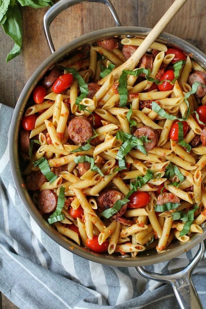 Спагетти с овощами. Спагетти с овощами на сковороде. Вермишель с овощами. Макароны с мясом и овощами.