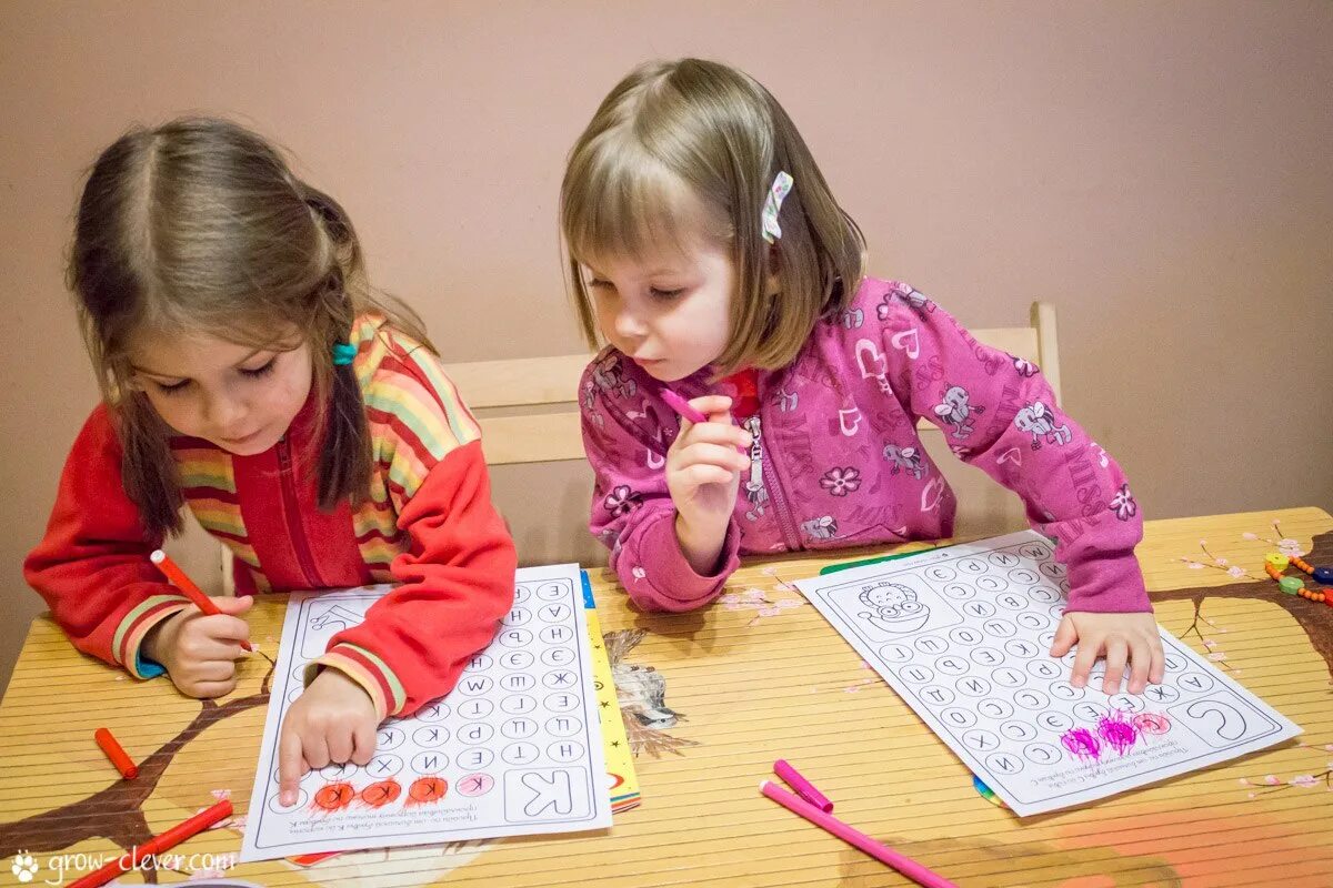 Учимся г. Занятия для детей 5-6 лет. Учеба в игровой форме. Дети учат азбуку. Изучение алфавита в детском саду.