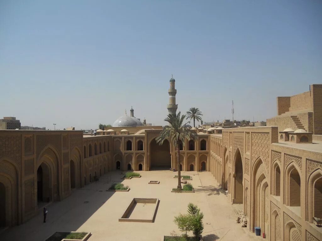 Арабский халифат город багдад. Дворец Аббасидов в Багдаде. Медресе Мустансирия в Багдаде. Ухайдир в Ираке дворец.