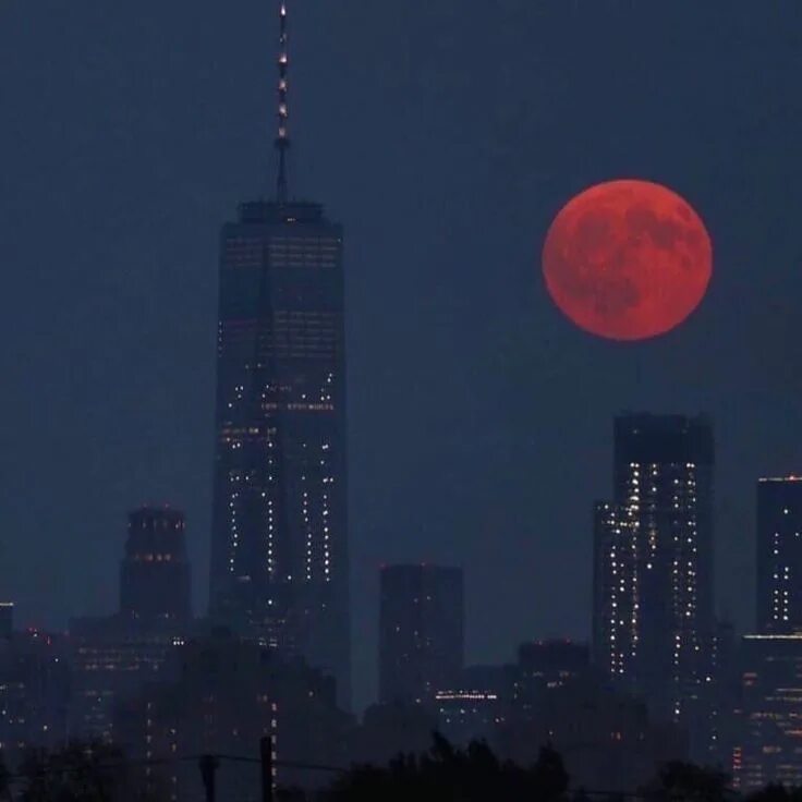 Город муна. Луна над городом. Кровавая Луна над городом. Луна Эстетика в городе. Красная Луна город.