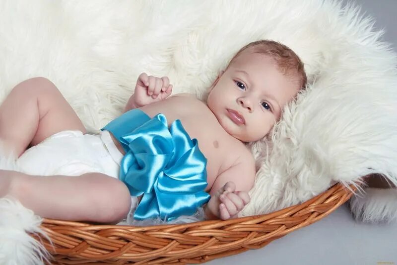 Новорожденный мальчик фото. Красивый новорожденный мальчик. Грудной ребенок мальчик. Фотосессия малышей новорожденных мальчиков. Малыш с голубым бантом.