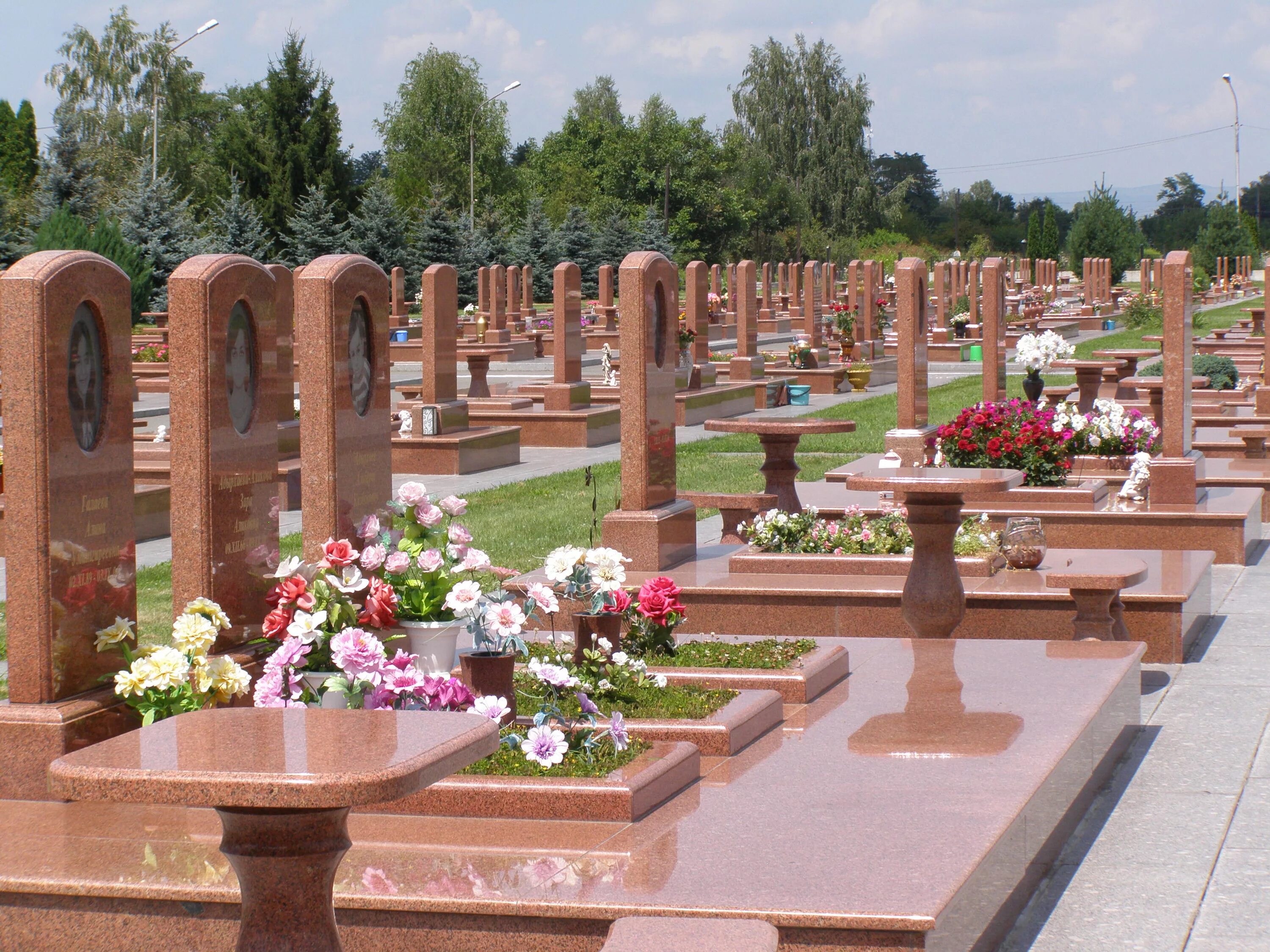 Касполат Рамонов город ангелов. Мемориал в Беслане город ангелов. Беслан мемориальный комплекс. Город ангелов мемориальное кладбище в Беслане.