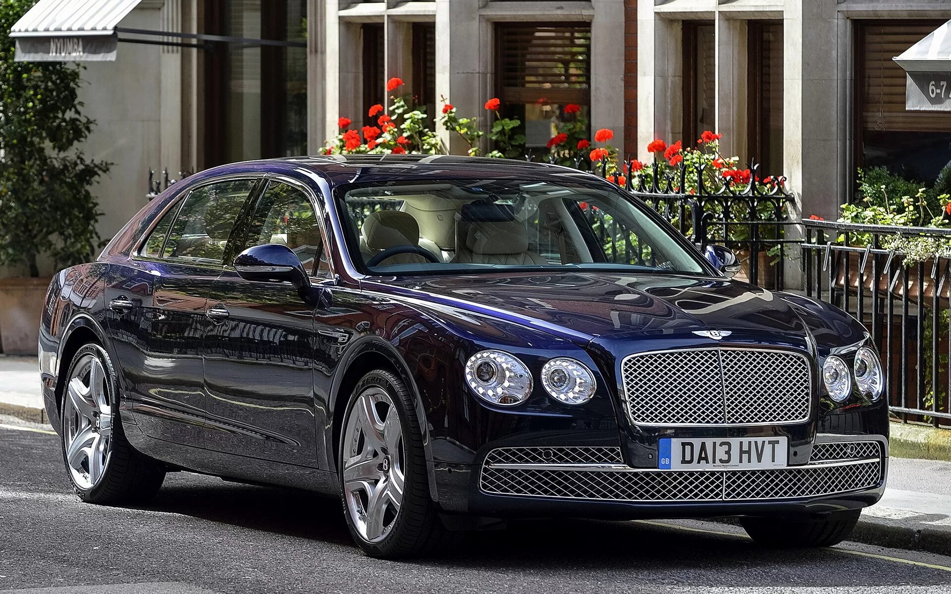 Бентли flying spur. Bentley Flying Spur 2013. Bentley Flying Spur 4.0. Бентли Флаинг Спур 2022.