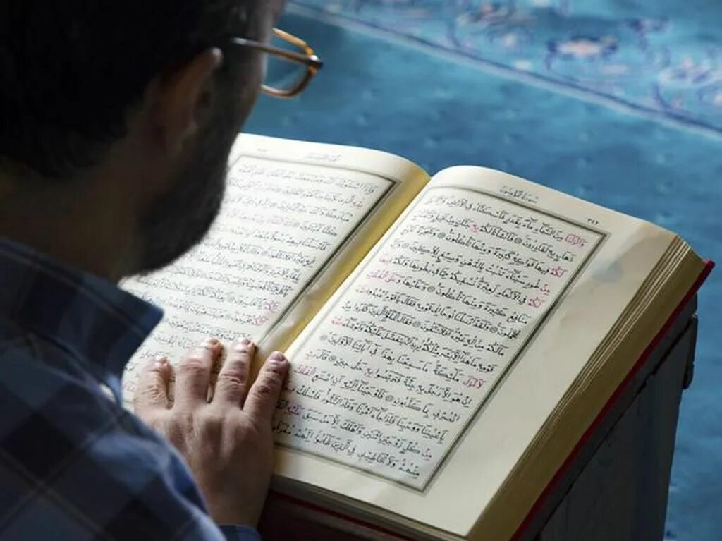 Полный коран читает. Чтение Корана. Чтение Корана в мечети. Коран читать. Куран.