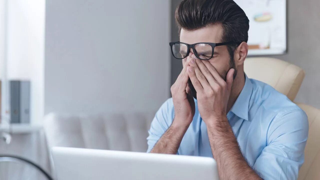 Близорукость. Зрение от компьютера. О женщина. Ухудшение зрения. Нарушение зрения.