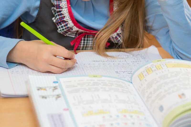 ребенок пишет в тетради. дети пишут в тетради на уроке. 23 января день ручного письма день почерка. как можно уроки писать. ребенок пишет буквы.