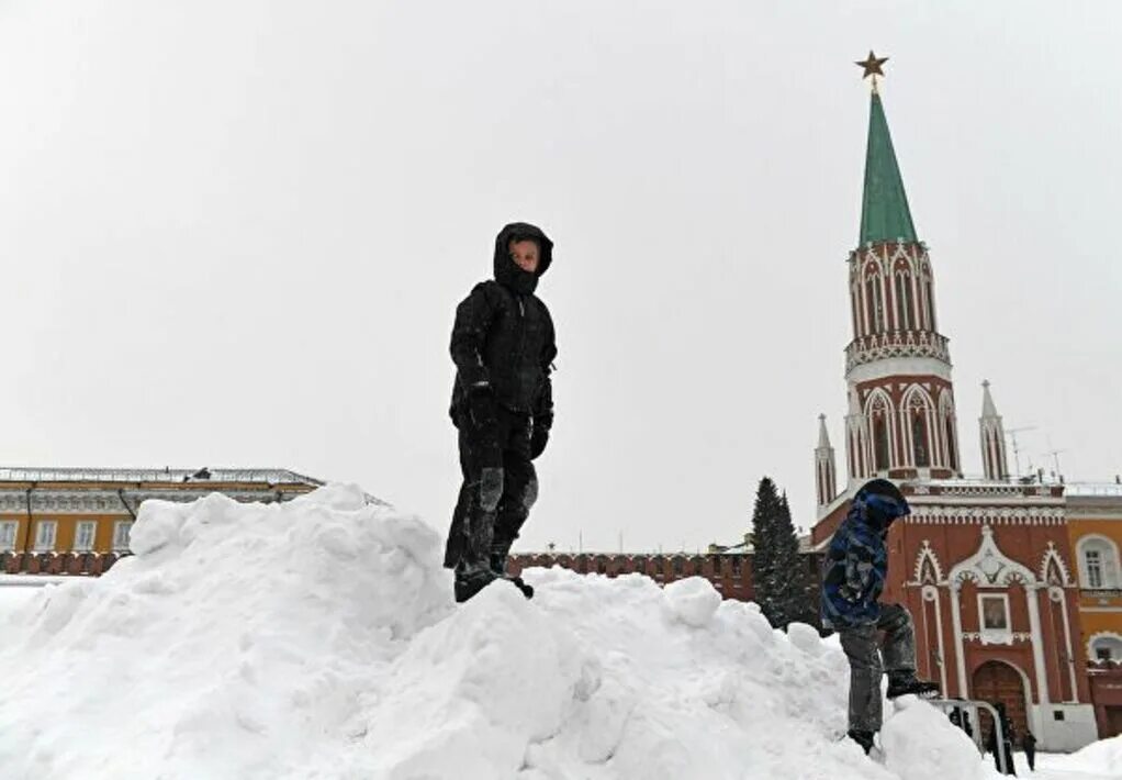 9 часов снег. Снег в Москве. Сугроб на красной площади. Снегопад в Москве. Снегопад на красной площади.