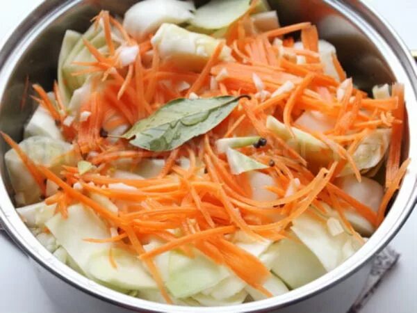 Капуста на зиму провансаль очень вкусная. Капуста квашеная провансаль. капуста провансаль классический. капуста провансаль классический с маринадом. похлебкин капуста квашеная провансаль.