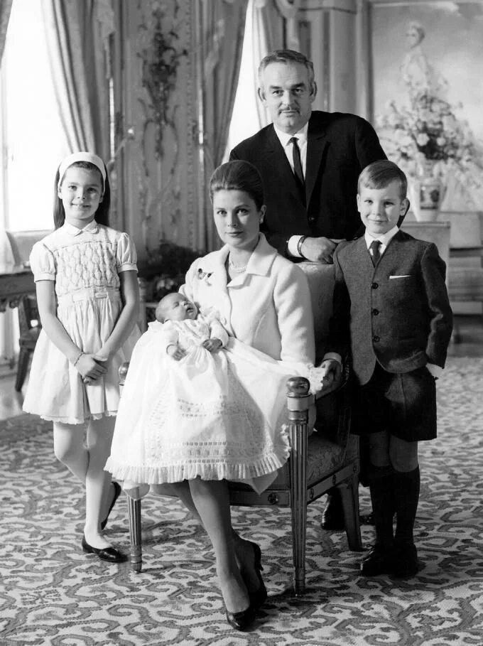 Дети грейс келли. Принцесса Монако Грейс Келли. Грейс Келли с семьей. Дети принцессы Монако Грейс Келли. Грейс Келли с детьми.