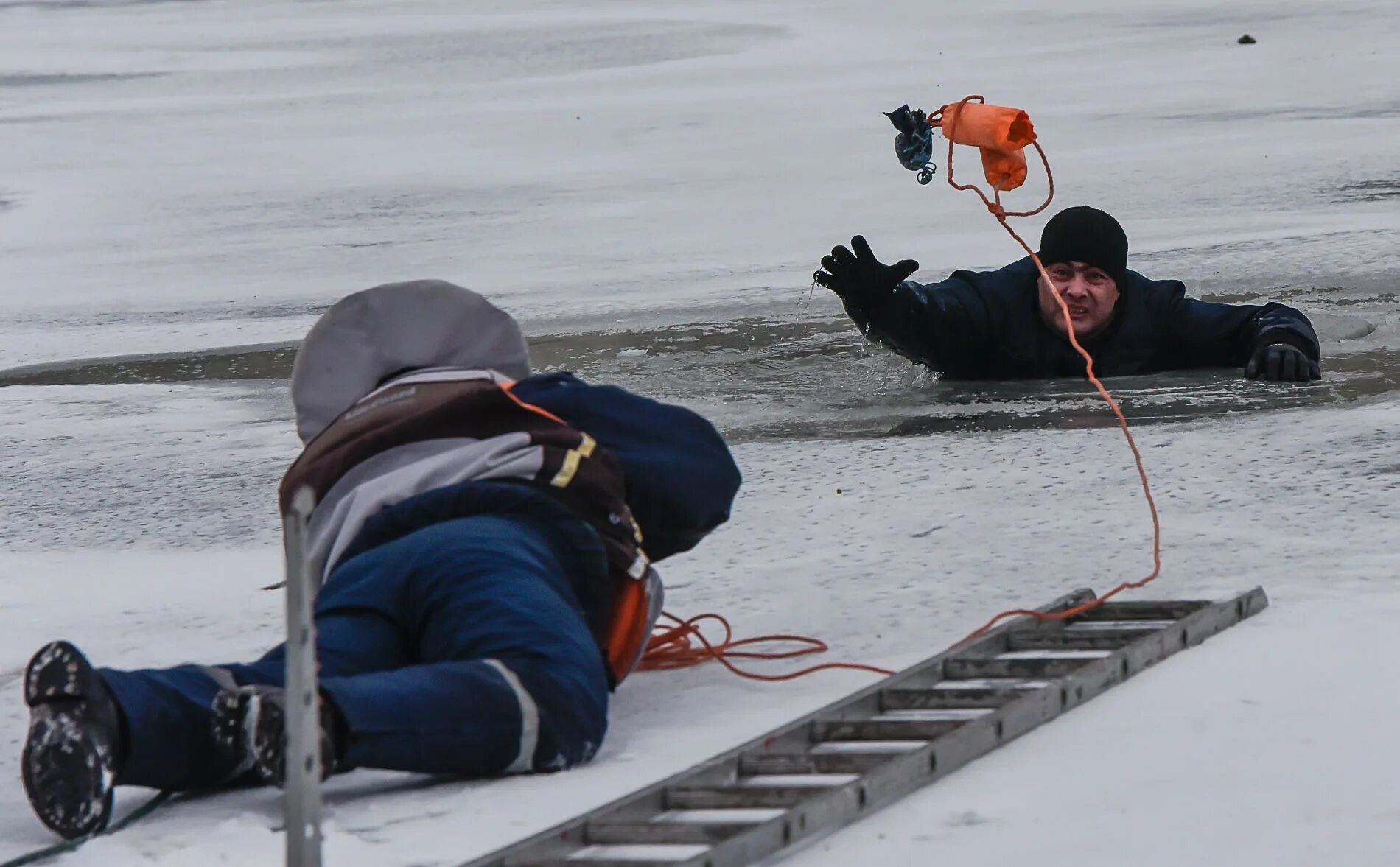 Спасательные отношения. Спасение человека провалившегося под лед. Человек провалился под лед.