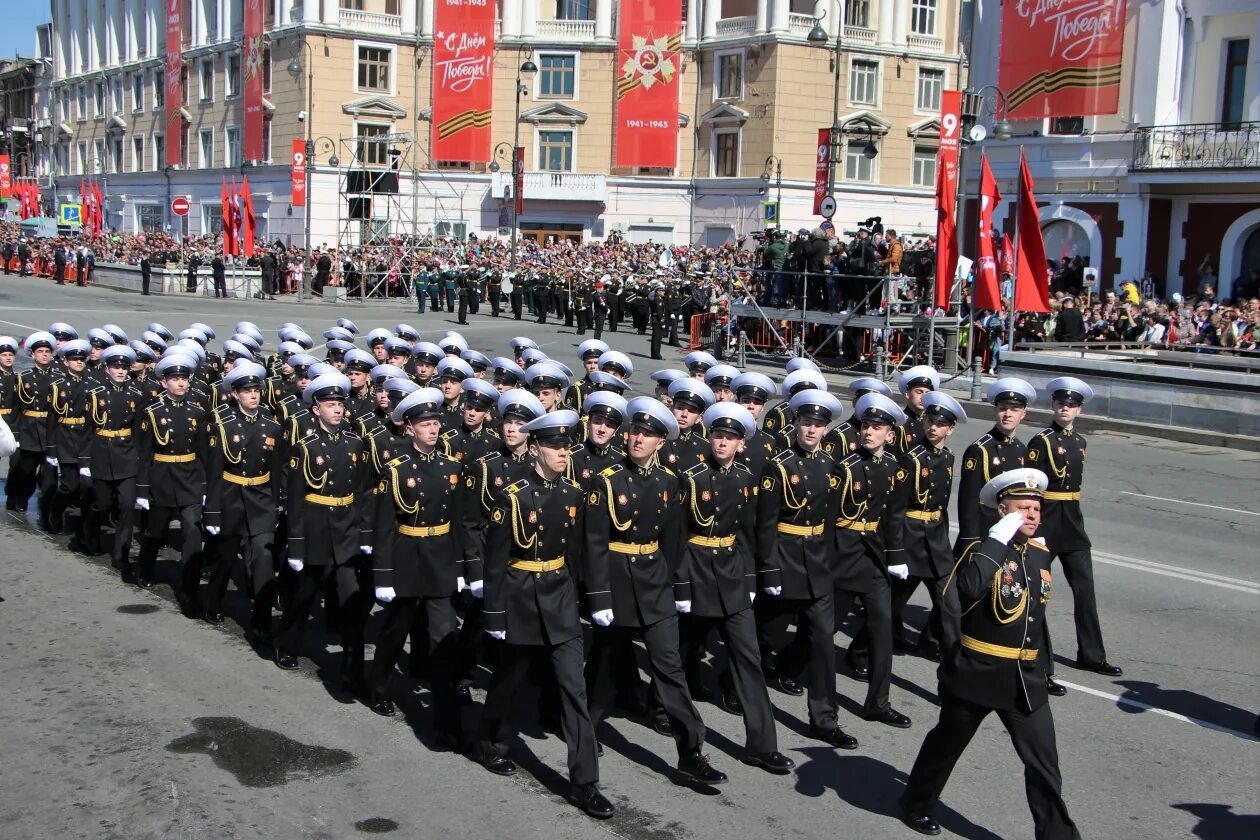 Парад 9 мая 2024 года в москве. Парад Победы в Москве нахимовцы. Парад во Владивостоке 2022. Нахимовское военно-Морское училище на параде в Москве. Парад в Мурманске нахимовцы.