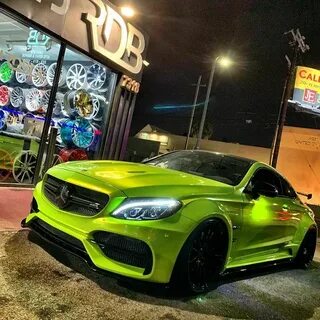 Машина яркого цвета