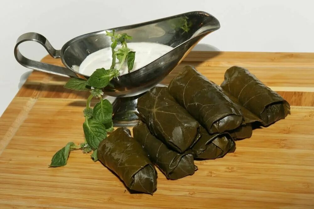 Толма ереванская с виноградными листьями. Самый вкусный рецепт долмы. Самый вкусный рецепт долмы. Долма с мацони. Самый вкусный рецепт долмы.