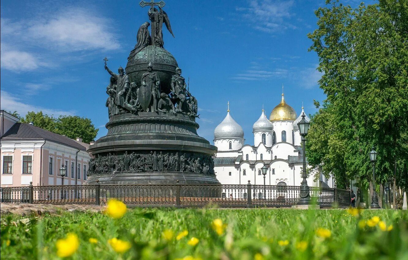 Красивые места в городах россии. Памятник тысячелетие России Великий Новгород. Амятник «тысячелетие России» — Великий Новгород. Новгородский Кремль памятник тысячелетие России. Великий Новгород тысячелетие России Софийского собора.