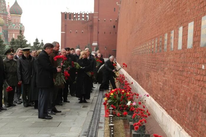 песня у кремлевской стены где раскинулся парк. некрополь у кремлёвской стены гагарин. некрополь у кремлевской стены потемкин владимир петрович (1874-1946). кладбище у кремлевской стены. у кремлевской стены где раскинулся.