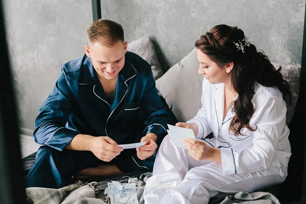 совместные сборы жениха и невесты. фотосессия в халате в гостинице. сборы жениха и невесты фотосессия. сборы жениха и невесты вместе. утро жениха и невесты фотосессия.