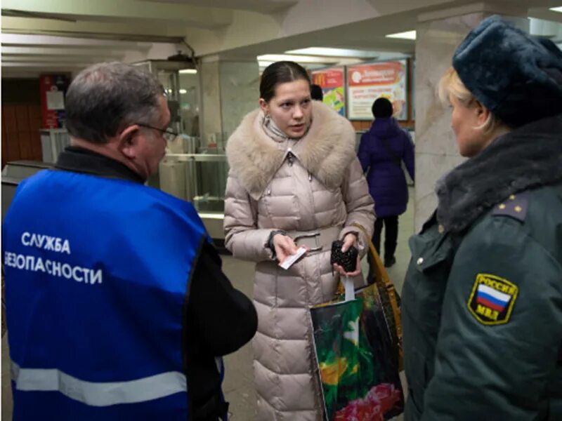 Безопасность метрополитена работа. Инспектор службы безопасности метрополитена Москва. Служба безопасности Московского метрополитена. Сотрудник службы безопасности Московский метрополитен. Форма службы безопасности метрополитена.