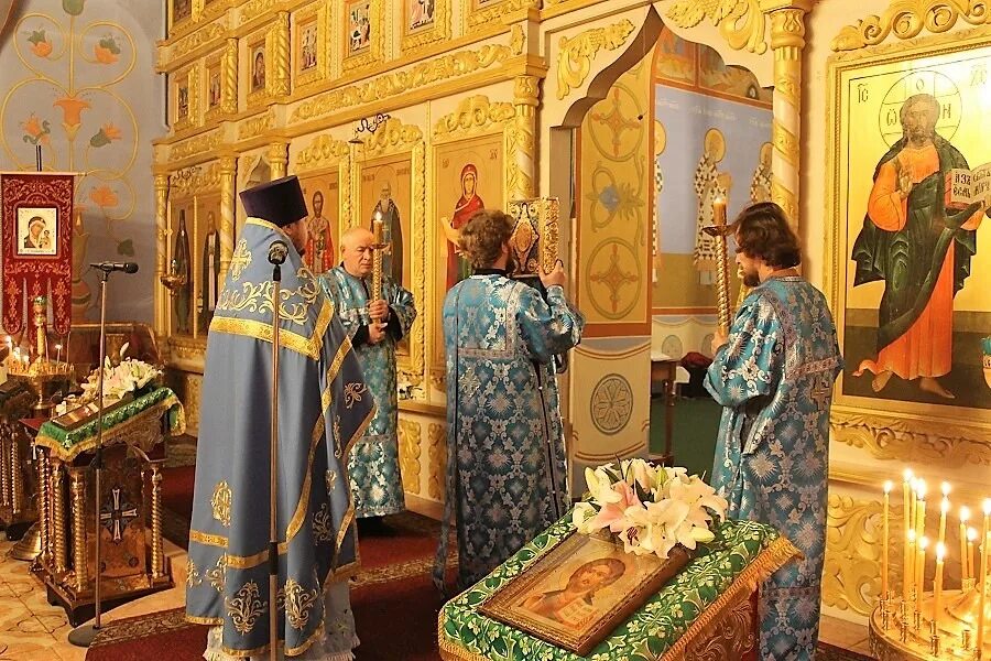 Литургия шаг за шагом. Вынос евангелия на литургии. литургия в алтаре. священник на службе в храме. алтарь в православном храме.