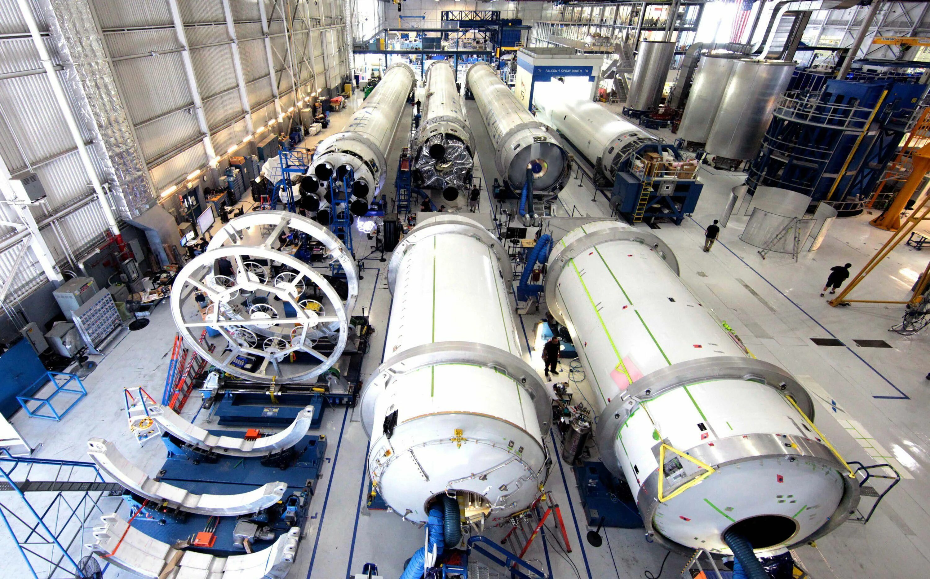 Изделие ракетно космической техники. Фалькон 9 двигатели. Завод SPACEX. Космическая промышленность. Ракетно-Космическая промышленность.