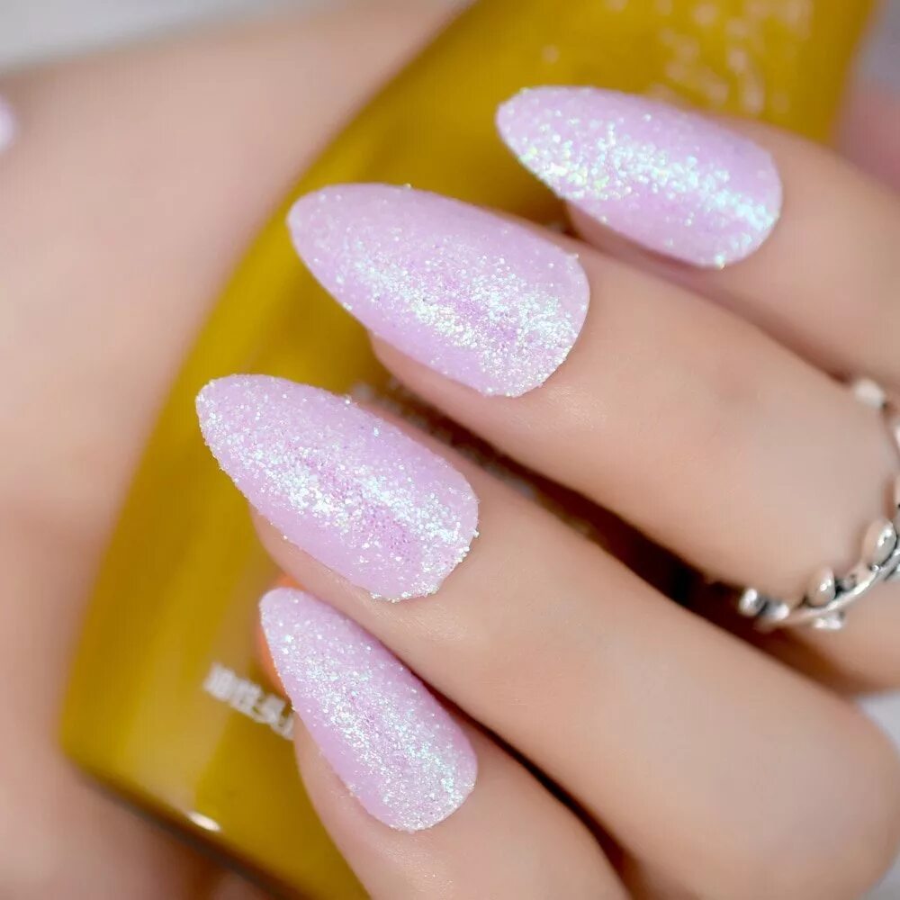 ярко розовый маникюр. розовые блестящие ногти. розовые блестящие ногти. маникюр омбре с блесткам. маникюр блестки.