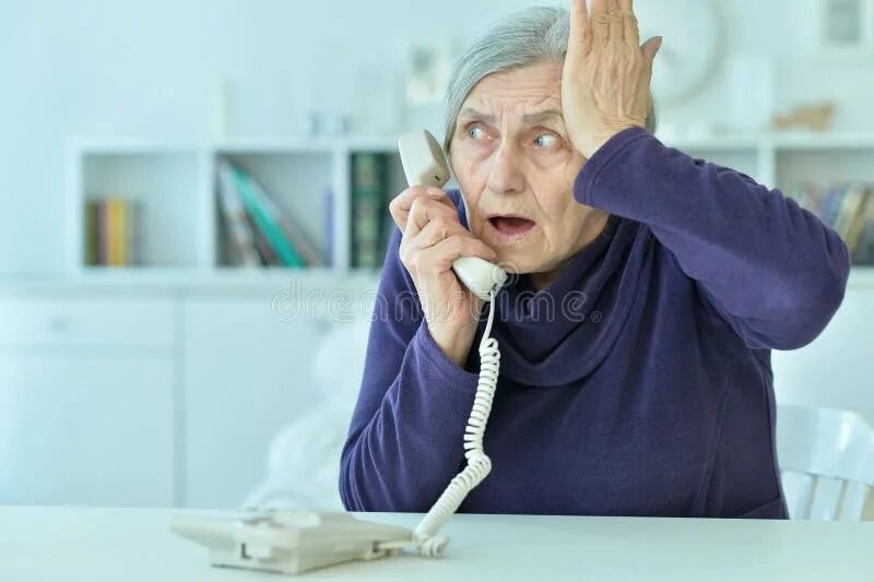Телефон для пенсионеров. Пенсионер говорит по телефону. Бабушка разговаривает по телефону. Бабушаговорит по телефону. Тетет